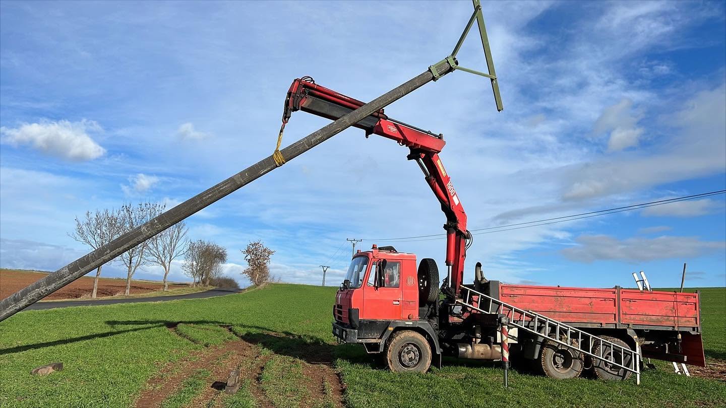 Hydraulická ruka při manipulaci s materiálem na místě