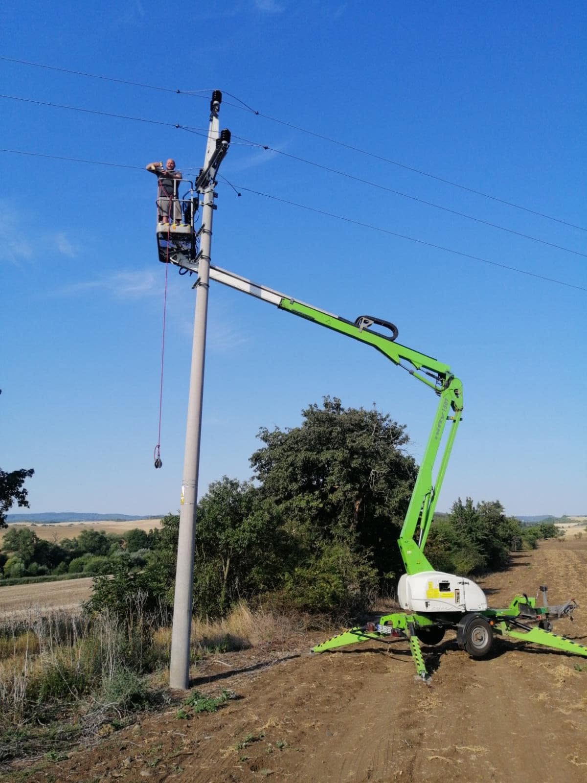 Niftylift 150T při práci u betonového sloupu vedení v terénu